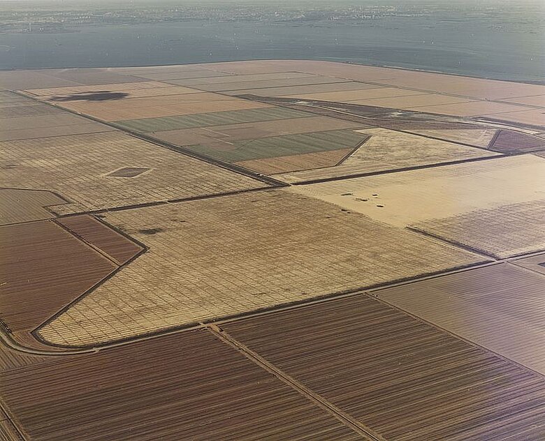 Almere Stad Centrum en Weerwater 1977 © foto Bart Hofmeester / Aerocamera
