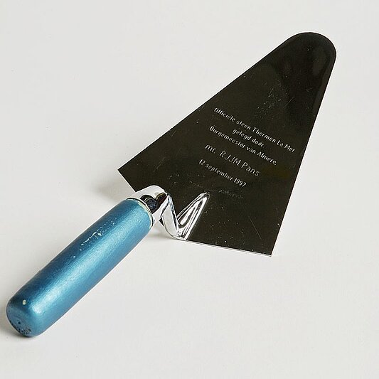 Foto van Troffel ter ere van de eerste steen Thermen Almere foto Gert Schutte