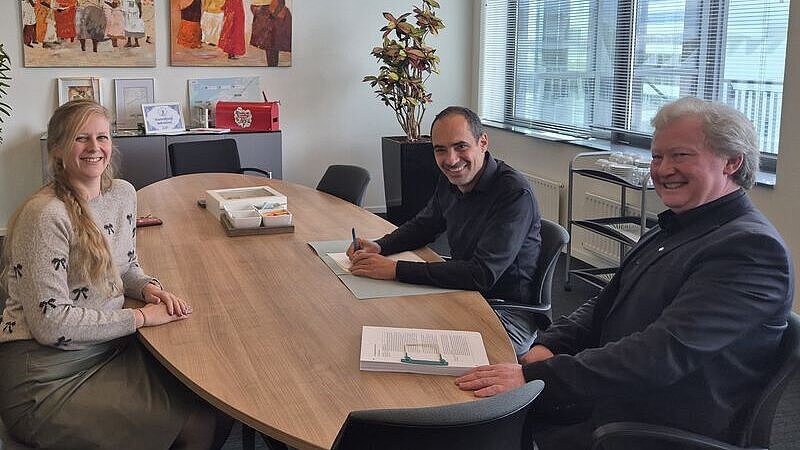 Foto van de overdracht van het gemeentelijk archief uit 1995-1999 naar stadsarchief almere