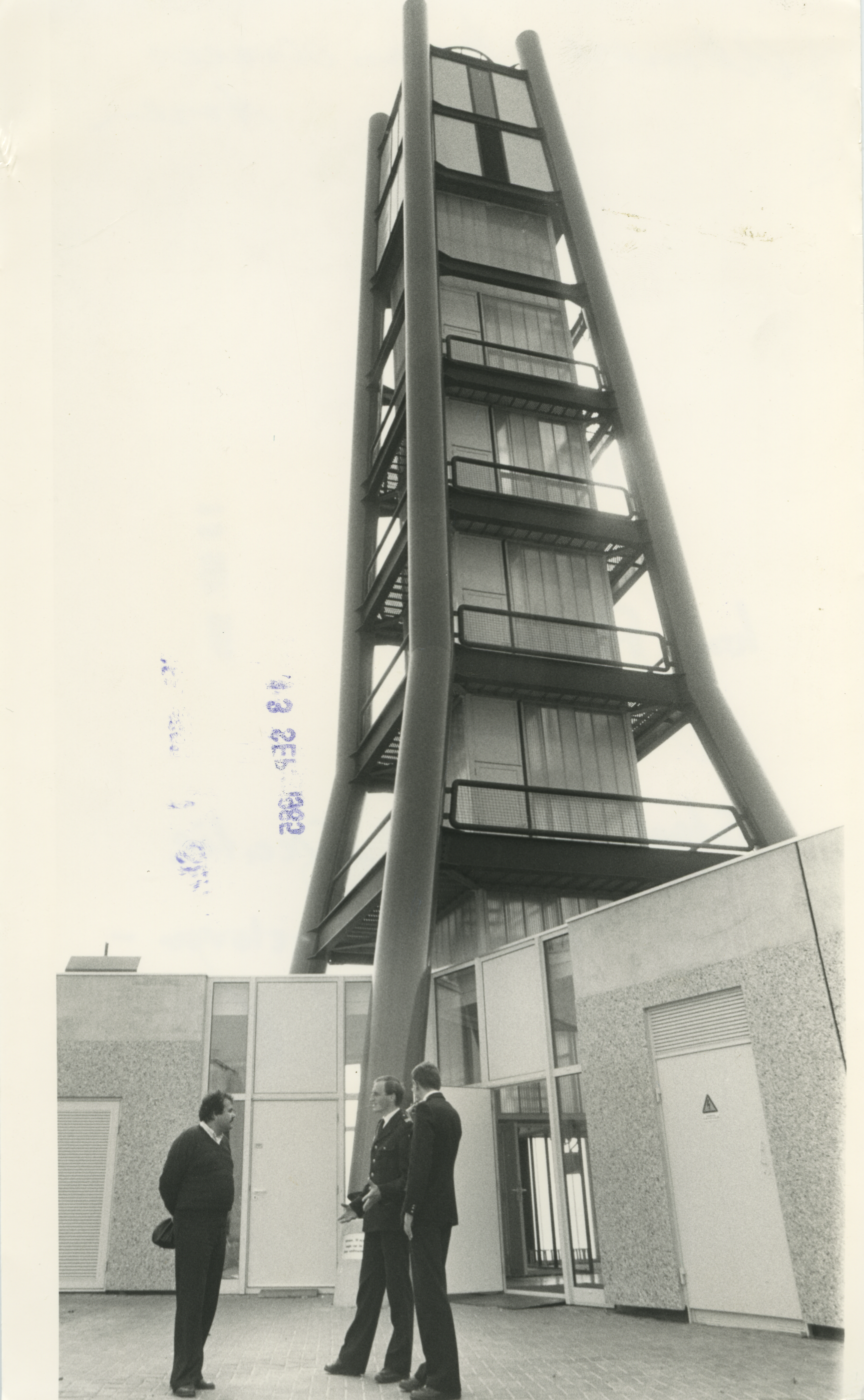 Slangentoren met brandweerlieden