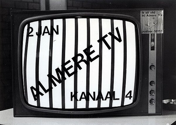 Zwart-wit foto van het testbeeld Almere TV in 1984, foto Jos Jongerius, collectie Stadsarchief Almere