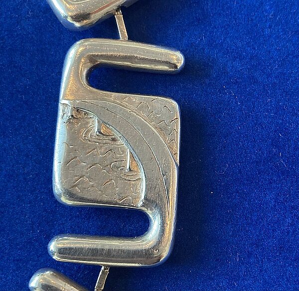 kleurenfoto met een detail van de ambtsketen: een brug