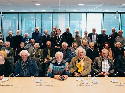 Groepsfoto met peetouder van Almere