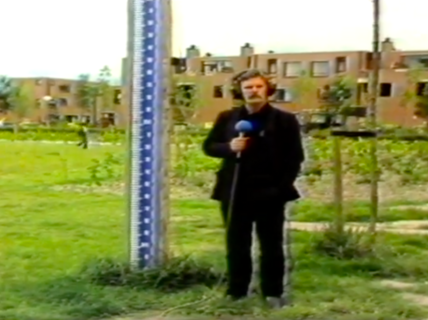 Still uit opname Almere TV met interview Jan van Munster uit collectie Stadsarchief Almere