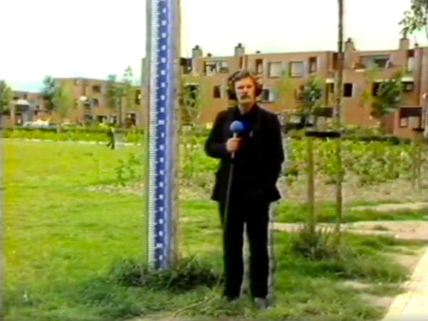 Still uit opname Almere TV met interview Jan van Munster uit collectie Stadsarchief Almere