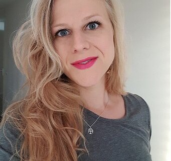 Kleurenportret van Erin Jansen, stadsarchivaris Almere