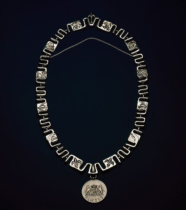 zwart wit foto van de ambtsketen van Almere