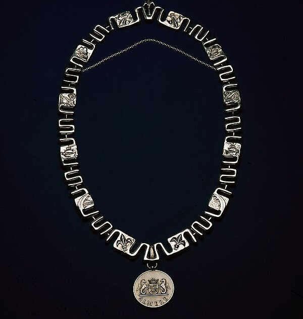 Zwart-wit foto van de ambtsketen van de burgemeester van Almere