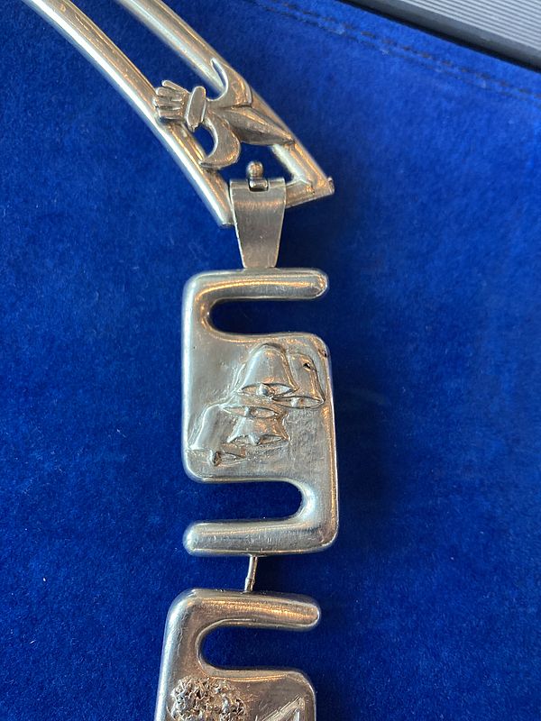 kleurenfoto met een detail van de ambtsketen: klokken