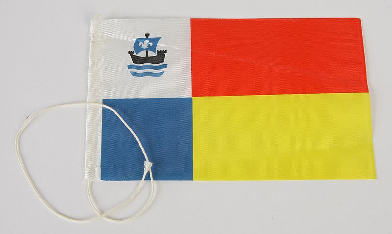 Vlag van Almere, foto Gert Schutte, collectie Stadsarchief Almere Kleurenfoto van de vlag van Almere