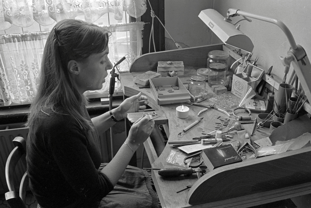 zwart-wit foto van edelsmid Dorien van Loggem tijdens het vervaardigen van de ambtsketen in 1980