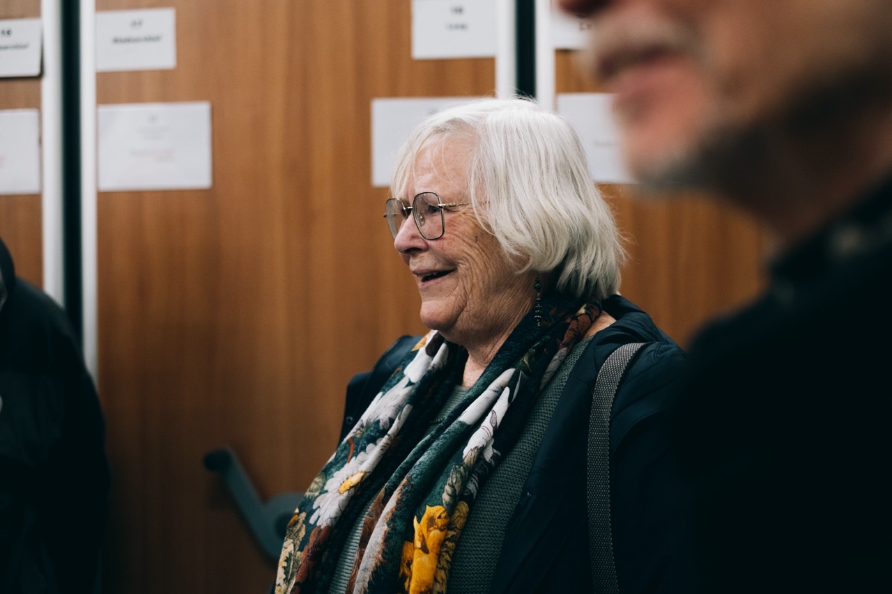 Anita Lantermans tijdens bezoek archiefbewaarplaats
