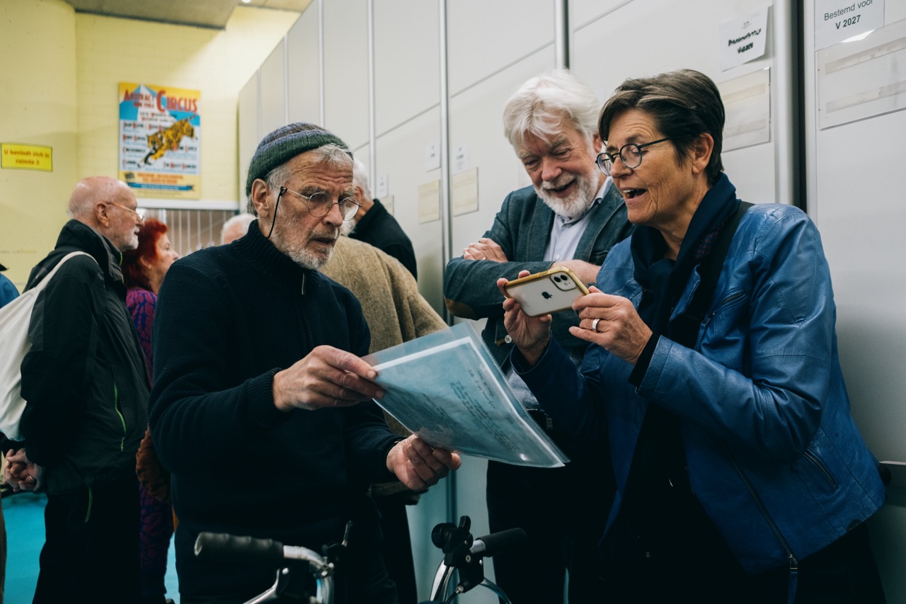 Bezoek archiefbewaarplaats van het stadsarchief met peetouders van Almere
