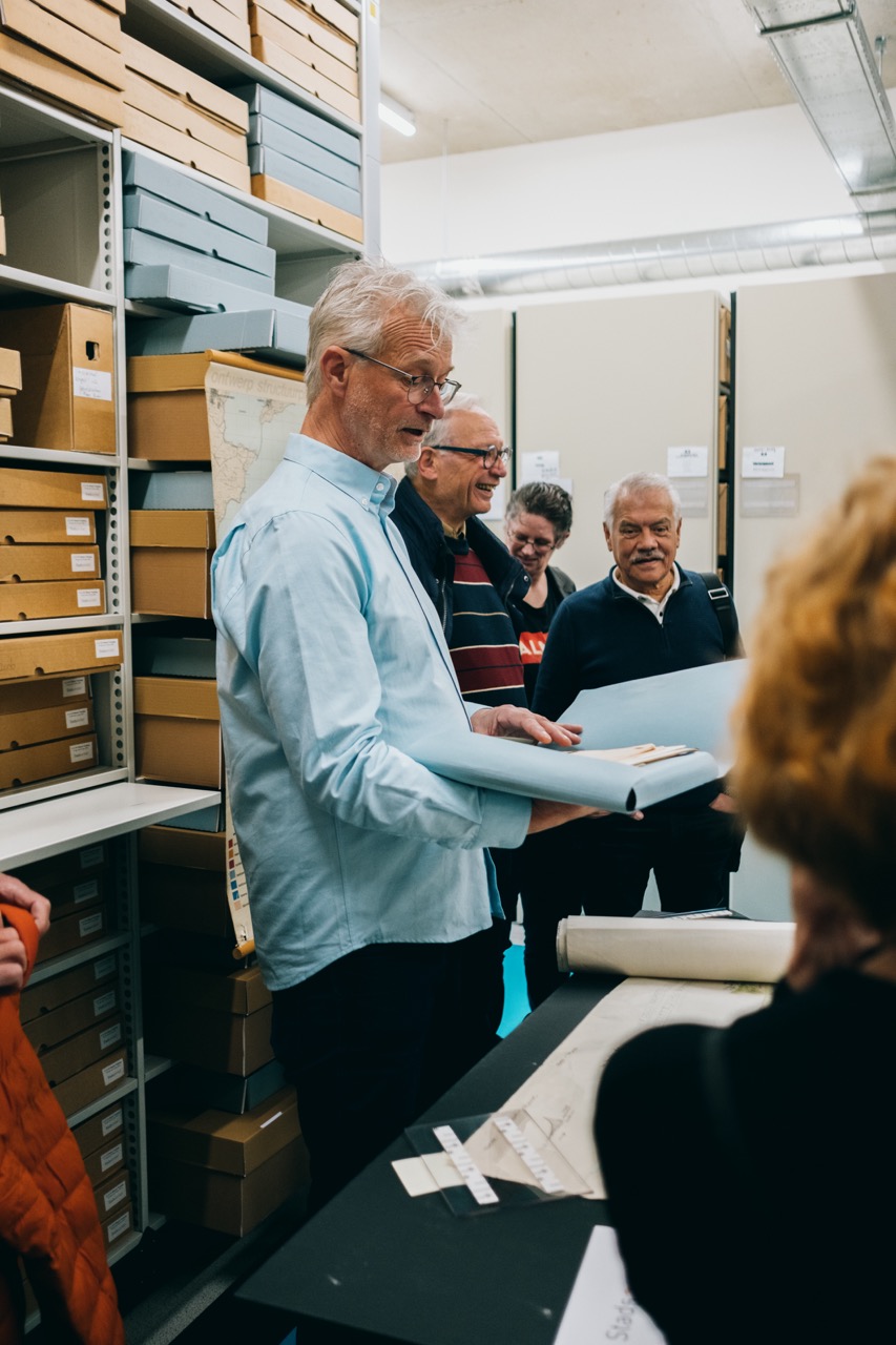 Bezoek archiefbewaarplaats van het stadsarchief met peetouders van Almere