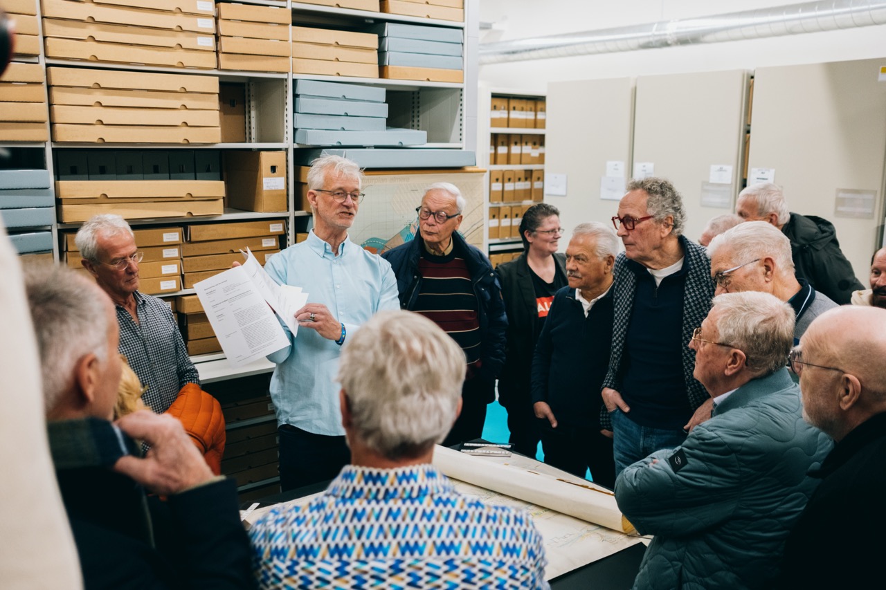 Presentatie in de archiefbewaarplaats van Stadsarchief Almere
