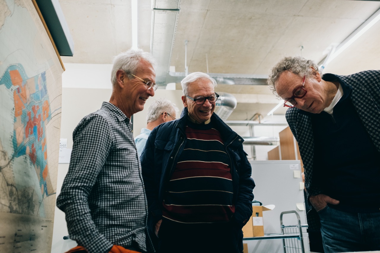 Bezoek archiefbewaarplaats van het stadsarchief met peetouders van Almere