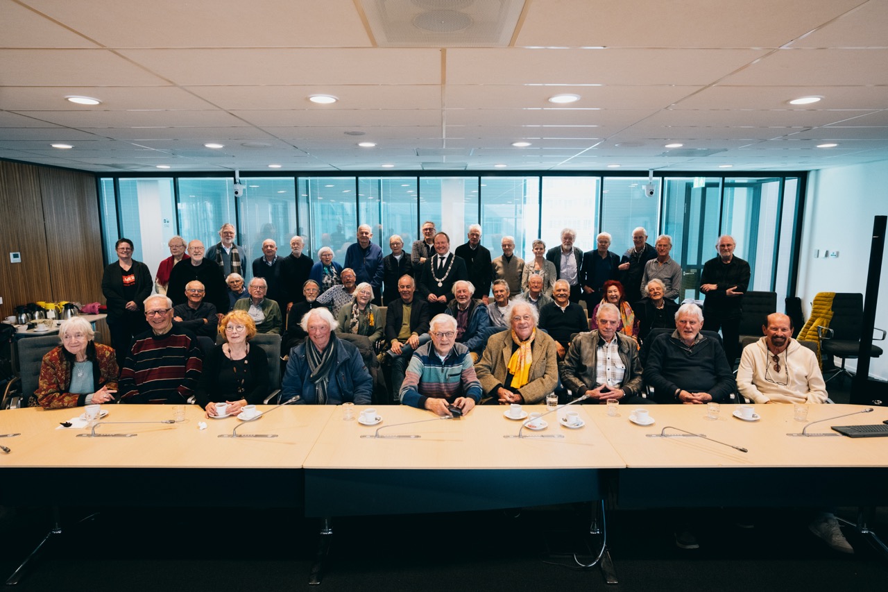 Groepsfoto met peetouder van Almere