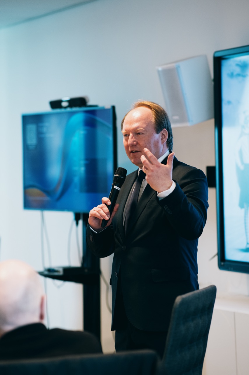 Burgemeester Hein van der Loo bij bijeenkomst peetouders van Almere