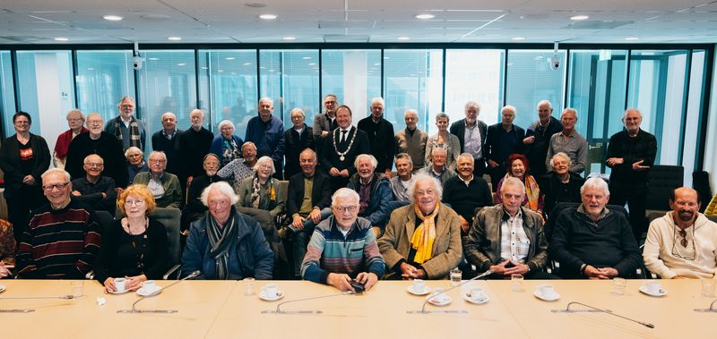 Groepsfoto met peetouder van Almere
