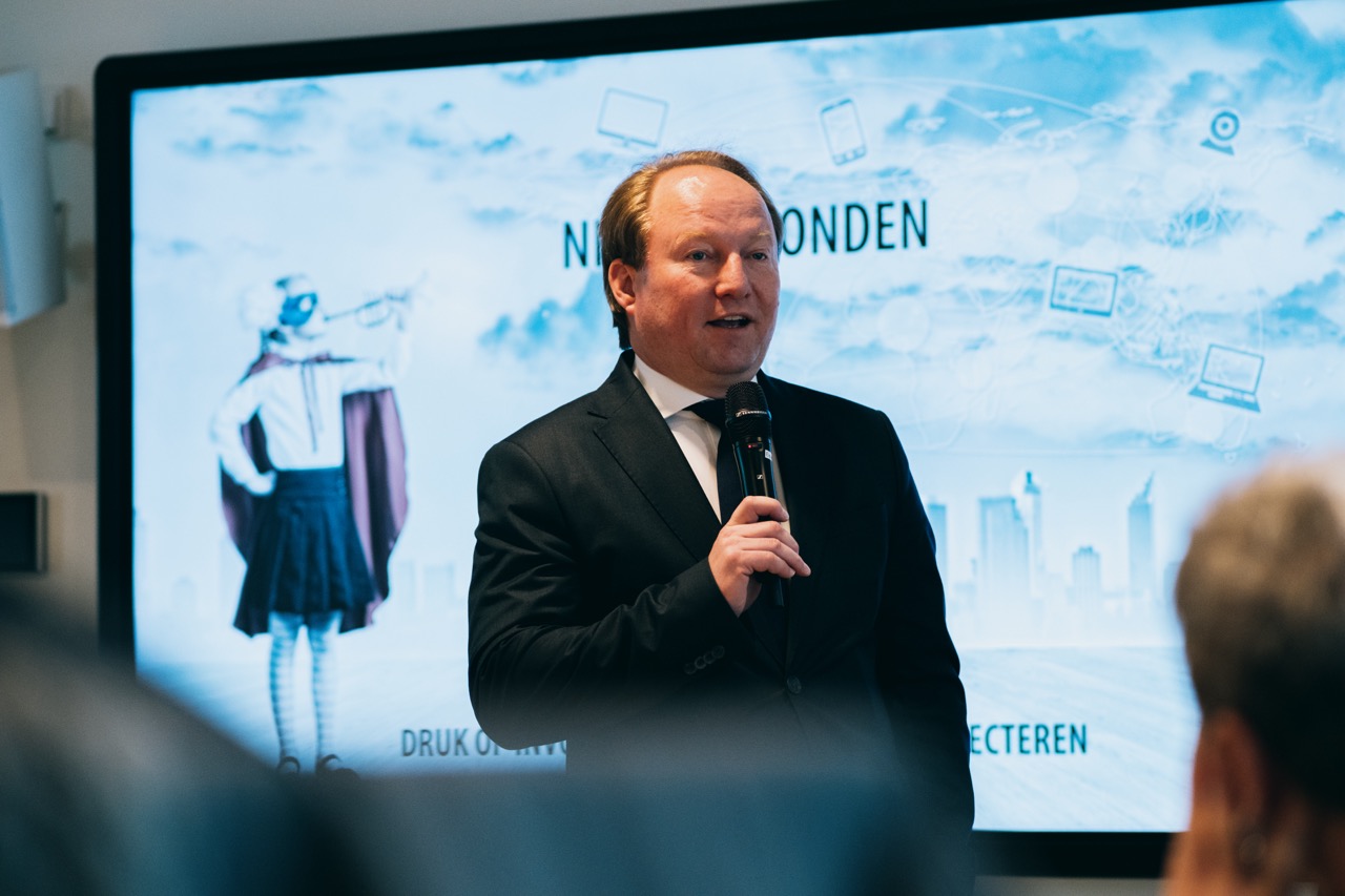 Burgemeester Hein van der Loo bij bijeenkomst peetouders van Almere