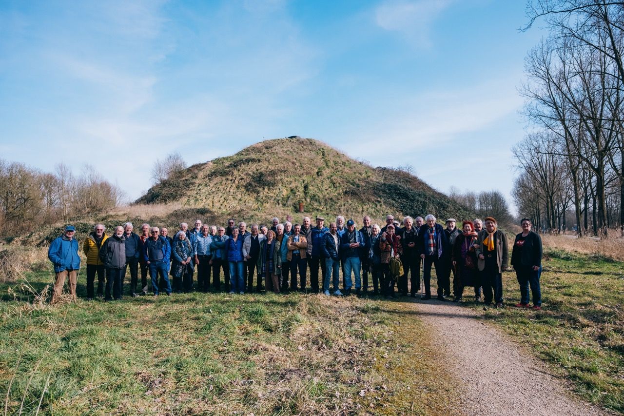 Groepsfoto met peetouder van Almere in Museumbos