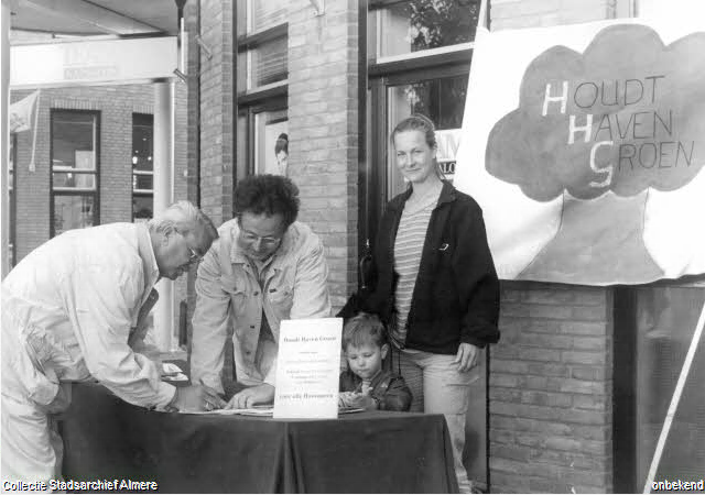 Houdt Haven Groen, handtekeningenactie, uit de Almare 1998. De persoon op de foto is niet Joske Galiart