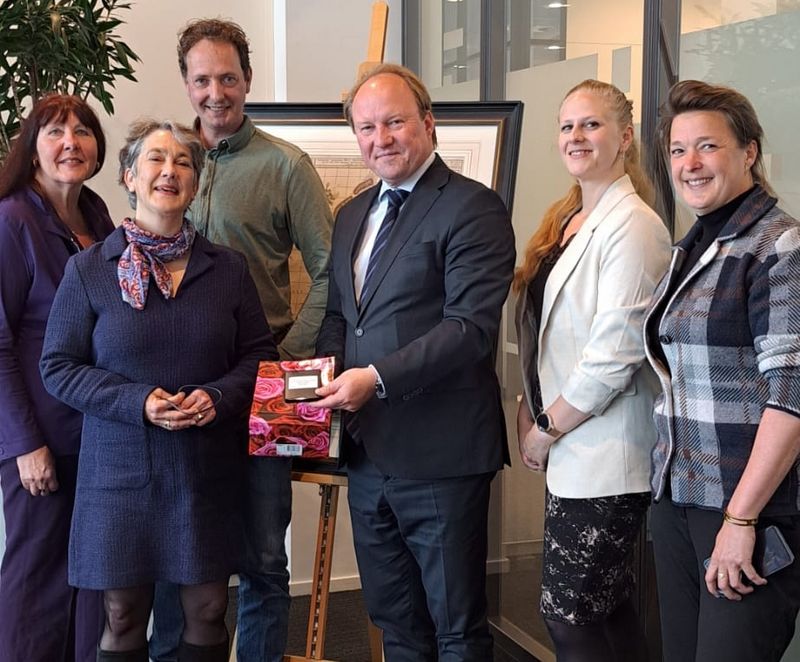 Burgemeester van der Loo bij de overhandiging van een bijzondere schenking van Batavialand