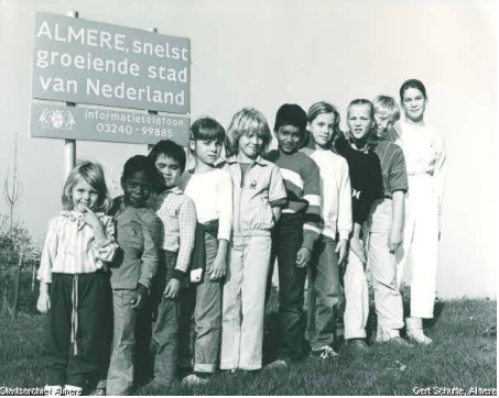 Kinderen basisschool de Bijenkorf, 1985, collectie Stadsarchief Rij van tien kinderen van klein naar groot, van basisschool de Bijenkorf uit Almere Haven. Foto van Gert Schutte, waarschijnlijk gemaakt in 1985.
