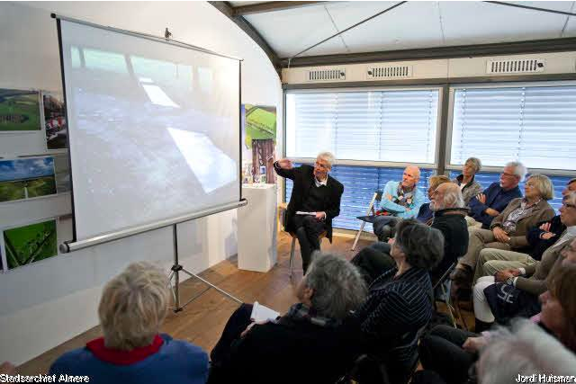 Lezing Brans Stassen bij Museum de Paviljoens in 2012. Foto Jordi Huisman