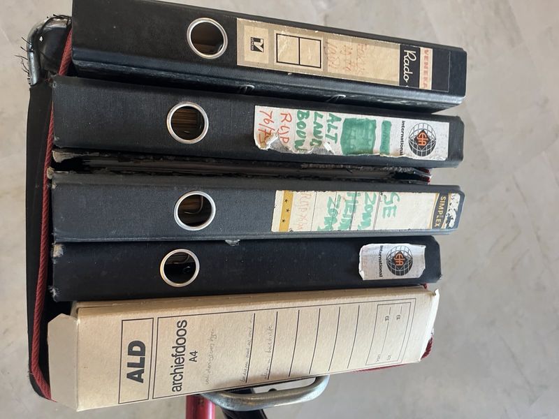 foto van diverse mappen van een archief van een peetouder