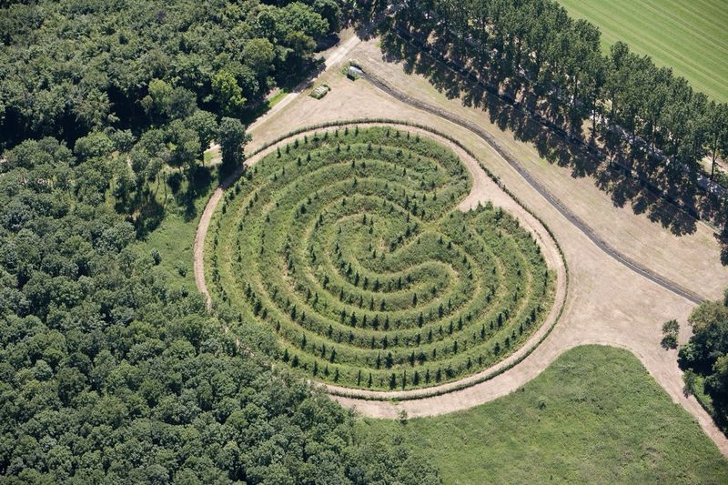 Luchtfoto van Labyrint, in het Museumbos in Almere
