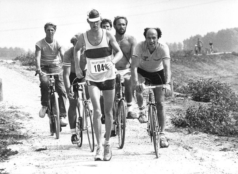 Axel Koenders bij het loopgedeelte tijdens de Holland triatlon van 1983. Foto Jos Jongerius