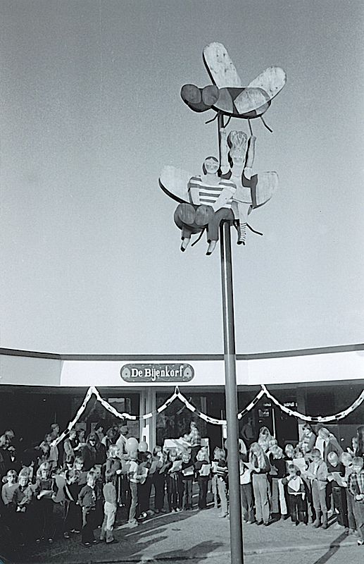 Onthulling kunstwerk basisschool De Bijenkorf, door Gert Schutte (waarschijnlijk 1 november 1979)