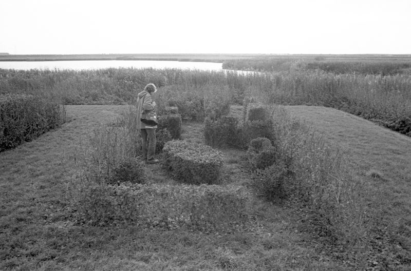 zwart wit foto van het kunstwerk Monument van een Woningwetwoning van Anne Mieke Backer