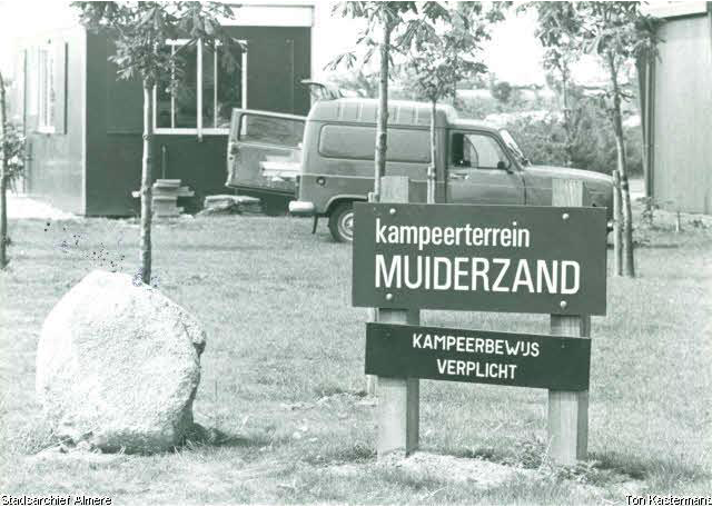 Kampeerterrein Muiderzand. Collectie stadsarchief Almere Kampeerterrein Muiderzand, oude zwart-witfoto van Ton Kastermans uit het archief van stadsarchief Almere