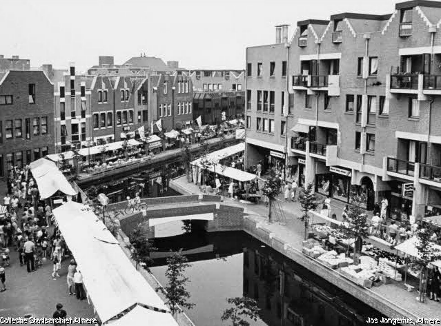 Oude zwart-wit foto uit de begin jaren '80 van de kerkgracht en de jaarmarkt. Foto: Jos Jongerius