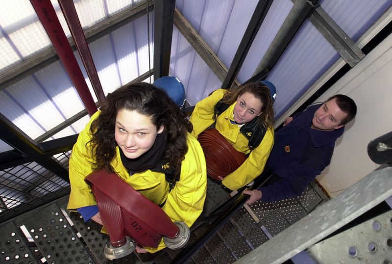 kleurenfoto over brandweeroefening in Slangentoren