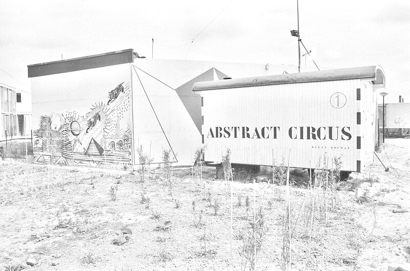 zwart wit foto van de woonwagens van Abstract Circus