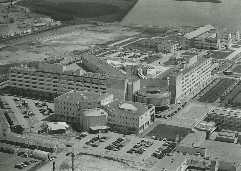 zwart wit foto van Stadhuis Almere en gebouw de Voetnoot