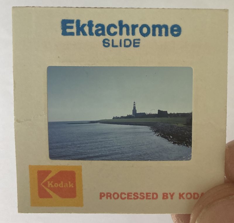 Foto van een dia met daarop het dorpje Hindeloopen, een zuiderzeestadje dat uiteindelijk als illustratie op de tegel van Almere Haven terechtkwam