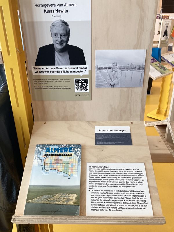 Foto van tentoonstelling Vormgevers van Almere met beeld van Klaas Nawijn