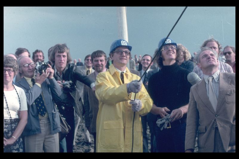 Kleurenfoto uit 1975 van eerste paal Schoolwerf met minister Westerterp