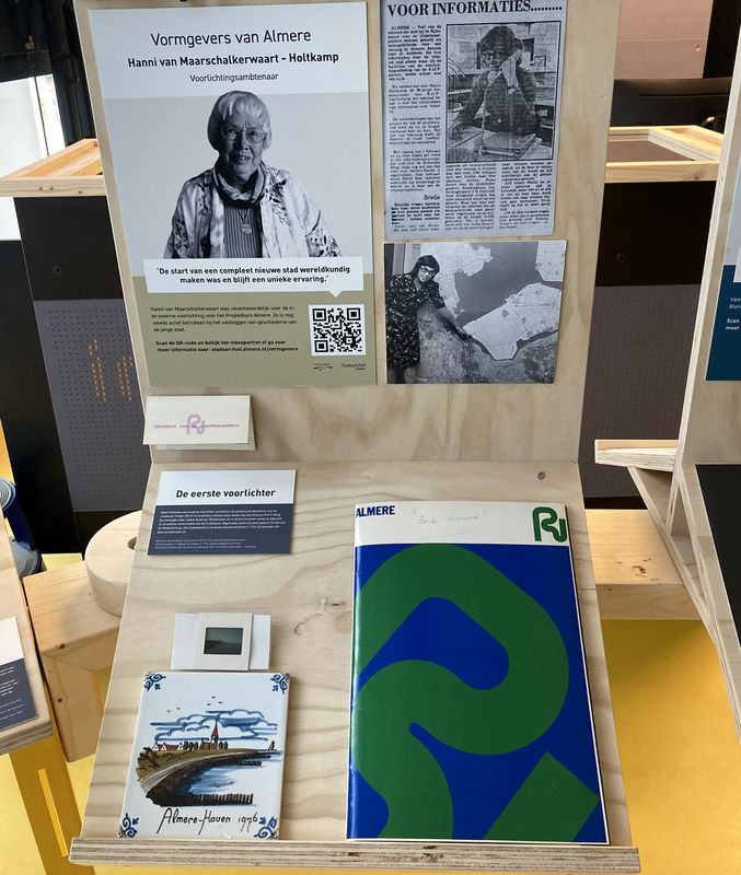 Kleurenfoto met de display in de tentoonstelling Vormgevers van Almere #2, met de presentatie over Hanni Van Maarschalkerwaart-Holtkamp