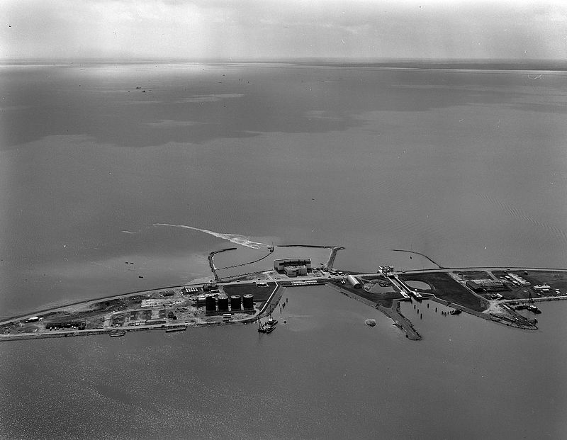Foto van De Blocq van Kuffeler, de allereerste foto van Almere waarbij het werkeiland zichtbaar is en een deel van de dijk maar het water uit de polder nog niet is weggepomt.