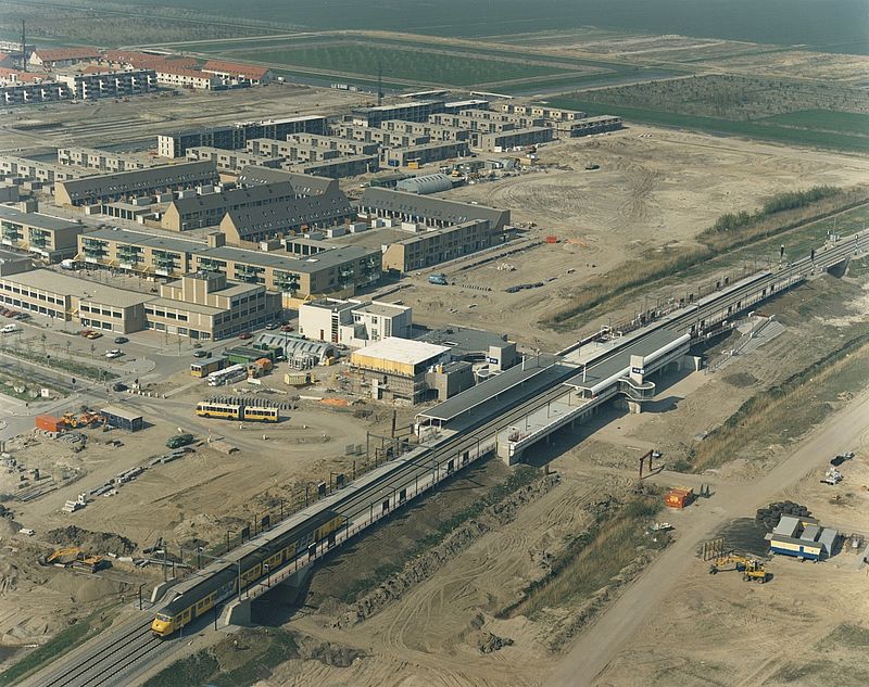 Almere Buiten met o.a. station 1987 © Bart Hofmeester / AeroCamera