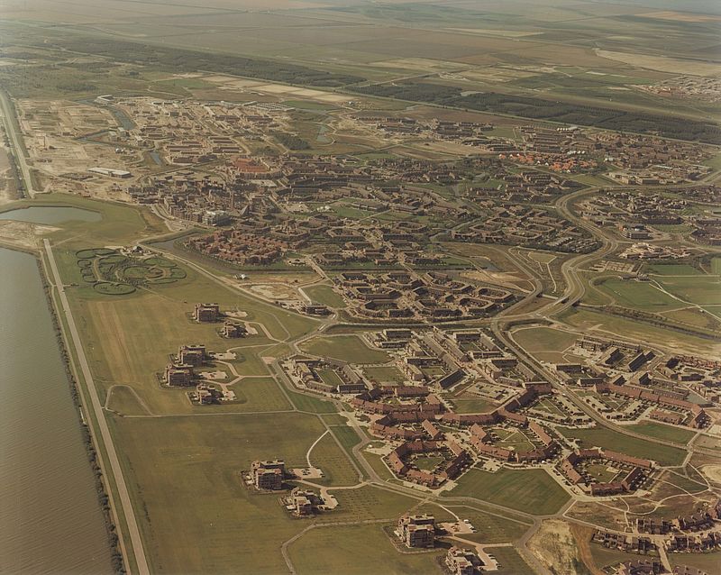 Almere Haven met o.a. de Meenten 1982 © Bart_Hofmeester/ AeroCamera