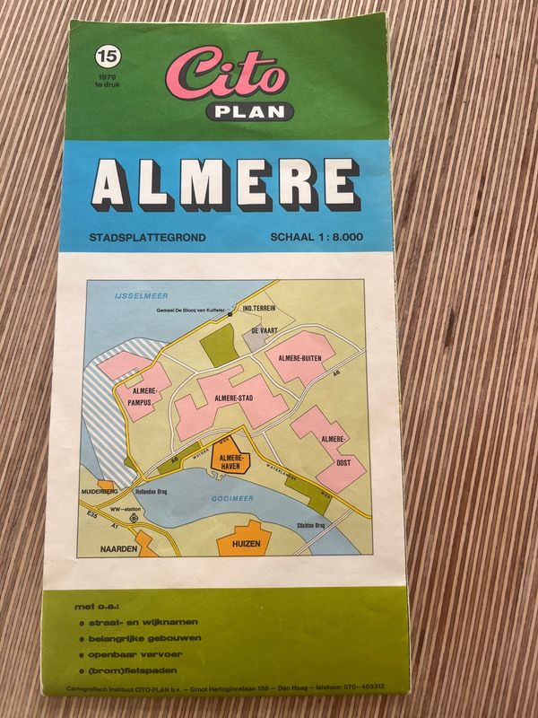 kleurenfoto van de voorzijde van de eerste druk van de stadsplattegrond Almere
