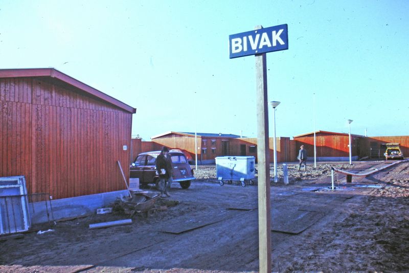 Kleurenfoto van het Bivak in Almere 1975