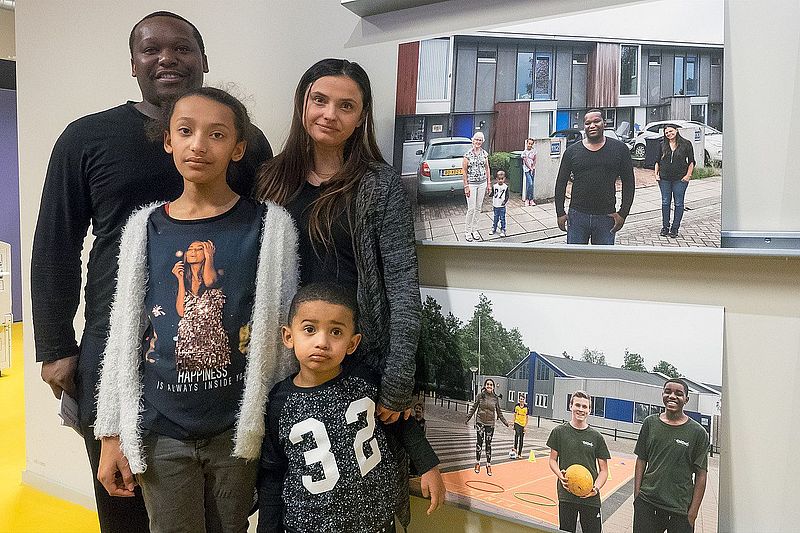 Poseren bij je eigen foto tijdens de opening We Love Almere, foto Geert van Wijk